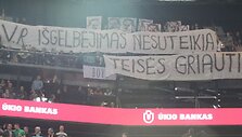 "Žalgirio" gerbėjai i&scaron;kėlė tokio turinio plakatą