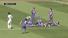Toshihiro Aoyama ir jo komandos draugai &scaron;venčia įvartį