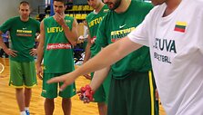 Lietuvos rinktinės krep&scaron;ininkai varžosi, kurio delne telpa daugiausiai pokerio žetonų