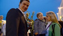 Po kelionės i&scaron; Londono L. Asadauskaitė pateko į vyro ir dukters glėbį