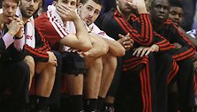 &bdquo;Raptors&ldquo; atsarginių suolelis stebi įvykius aik&scaron;tėje