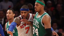 C.Anthony (kairėje) su &bdquo;Knicks&ldquo; ekipa laimėjo dvejas praėjusios savaitės rungtynes i&scaron; trejų