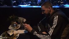Jonas Valančiūnas bando ra&scaron;yti kairiąja ranka