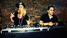 Prie DJ pulto stojo Vanessa Rousso 