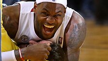 Lebronas Jamesas parvertė ant žemės vyruką, kuris pataikė metimą i&scaron; vidurio aik&scaron;tės