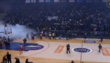 Įsiaudrinę krep&scaron;inio sirgaliai Serbijoje nutraukė taurės finalą tarp &bdquo;Partizan&ldquo; ir &bdquo;Crvena Zvezda&ldquo; komandų