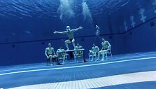 Amerikiečių nardytojų &scaron;okis po vandeniu