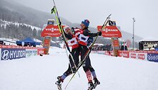 Čempionėmis tapo JAV slidininkės Jessica Diggins ir Kikkan Randall.