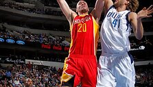 Donatas Motiejūnas prie&scaron; Dirką Nowitzkį
