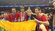 Europos taurės turnyre su Krasnodaro &bdquo;Lokomotiv&ldquo; ekipa triumfavo net 4 lietuviai: M.Kalnietis (antras i&scaron; kairės), S.Jasaitis, klubo viceprezidentas G.Rutkauskas ir fizinio rengimo treneris S.Kavaliauskas.