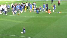 Tėčio pėdomis: &bdquo;Chelsea&ldquo; vartininko sūnus įmu&scaron;ė įvartį ir sulaukė audringų ovacijų