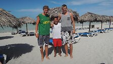 Mindaugas Kuzminskas su broliu Sauliumi ir vietos gyventoju Kuboje