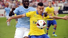 Yaya Toure prie&scaron; Laurenąt Koscielny 