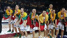 Istorinės Lietuvos krep&scaron;inio rinktinės pergalės triumfo ir nematomo krep&scaron;ininkų gyvenimo akimirkos 