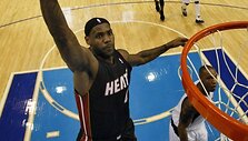 LeBronas Jamesas žaidžia rezultatyviai, tačiau Majamio krep&scaron;ininkai patyrė jau a&scaron;tuntą nesėkmę. 