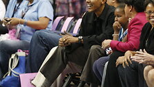 Barackas Obama mėgsta lankyti sporto varžybas.
