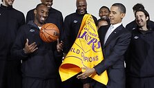 JAV prezidentas Barackas Obama i&scaron; &bdquo;Lakers&ldquo; krep&scaron;ininkų gavo dovanų kamuolį su autografais.