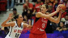 Diana Taurasi (kairėje) įtariama vartojus dopingą