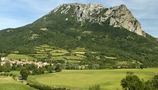 Bugaracho miestelyje susirinkę žmonės tvirtina, kad i&scaron;skirtinė kalną gaubianti misti&scaron;ka ir magnetinė jėga apsaugos juos nuo apokalipsės