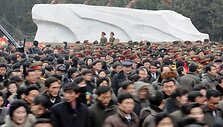 Skulptūrose įamžintas Kim Il Sungo (kairėje) ir Kim Jong Ilo atminimas