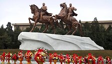 Skulptūrose įamžintas Kim Il Sungo (kairėje) ir Kim Jong Ilo atminimas
