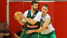 Linas Kleiza (su kamuoliu) ir Paulius Jankūnas