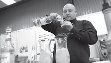 Su Romanu Toroschinu apie kokteilių gėrimo kultūrą norisi kalbėtis i&scaron;tisas valandas.