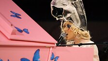 Lady Gaga &ndash; puiki idėjų grobikė. Daiktų formos skrybelaitės, batai su &bdquo;nugarkaulio&ldquo; kulniukais &ndash; anaiptol ne &scaron;ių laikų mados i&scaron;radimas.