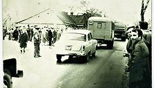 Romo Kalantos laidotuvių diena prie jo namo Panerių gatvėje. Kaunas 1972 m. gegužės 18 d.