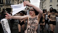 &bdquo;Femen&ldquo; aktyvistės per protestą tradici&scaron;kai apsinuogino