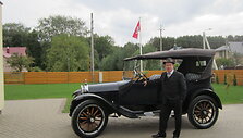 R.Kardelis ir 1922 m. gamybos &bdquo;Dodge Brothers&ldquo;, kuriam pirmajam Lietuvoje buvo suteiktas istorinio automobilio statusas.