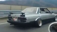Vairuotojas automobilio varikliu sugrojo žinomą melodiją.