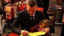 Rimantas Kaukenas dalina autografus.