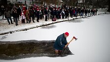 Žmonės džiaugėsi lediniu vandeniu