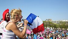De&scaron;imtys tūkstančių prancūzų, nepritariančių vyriausybės planams legalizuoti gėjų santuokas, sekmadienį protestavo Paryžiuje
