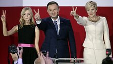 Agata Duda (de&scaron;inėje) džiaugiasi vero pergale