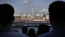 Į demonstracijas &Scaron;iaurės Korėjoje rinkosi tūkstančiai žmonių