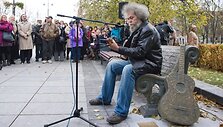 Prie&scaron;ais Lietuvos muzikos ir teatro akademiją, Luki&scaron;kių aik&scaron;tės prieigose, atidengtas paminklinis suoliukas, žymintis Vytauto Kernagio muzikinės veiklos pradžią