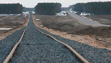 Nuo Astravo iki statomos atominės elektrinės nutiesta geležinkelio at&scaron;aka ir kelias.