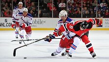 Dainius Zubrus (de&scaron;inėje) kovoja su Dereku Stepanu