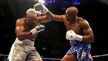 Dereckas Chisora prie&scaron; Dillianą Whyte'ą (mėlyna apranga)