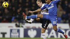Florentas Malouda ("Chelsea", mėlyna apranga) ir Gretaras Steinssonas ("Bolton")