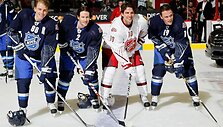 I&scaron; kairės: Patrickas Kane'as, Duncanas Keithas, Patrickas Sharpas ir Jonathanas Toewsas