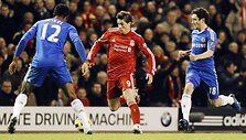 Fernando Torressas (viduryje) nuo &scaron;iol vilkės &bdquo;Chelsea&ldquo; mar&scaron;kinėlius