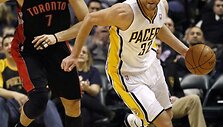 Andrea Bargnani (kairėje) ir Joshas McRobertsas
