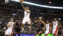 &bdquo;Bulls&ldquo; krep&scaron;į atakuoja D.DeRozanas, atakoje taip pat dalyvauja L.Kleiza, Joey Dorsey (nr. 9) ir E.Davisas (nr. 32) 