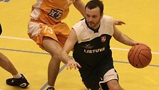 Su kamuoliu Gedas Saročka