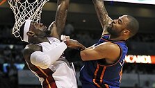 LeBronas Jamesas blokuojas Tysono Chandlerio metimą