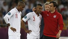Ashely Youngas, Ashley Cole'as ir rinktinės treneriai Roy Hodgsonas bei Gary Neville'as
