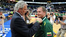 K.Rim&scaron;elis įteikia apdovanojimą Kaziui Maksvyčiui